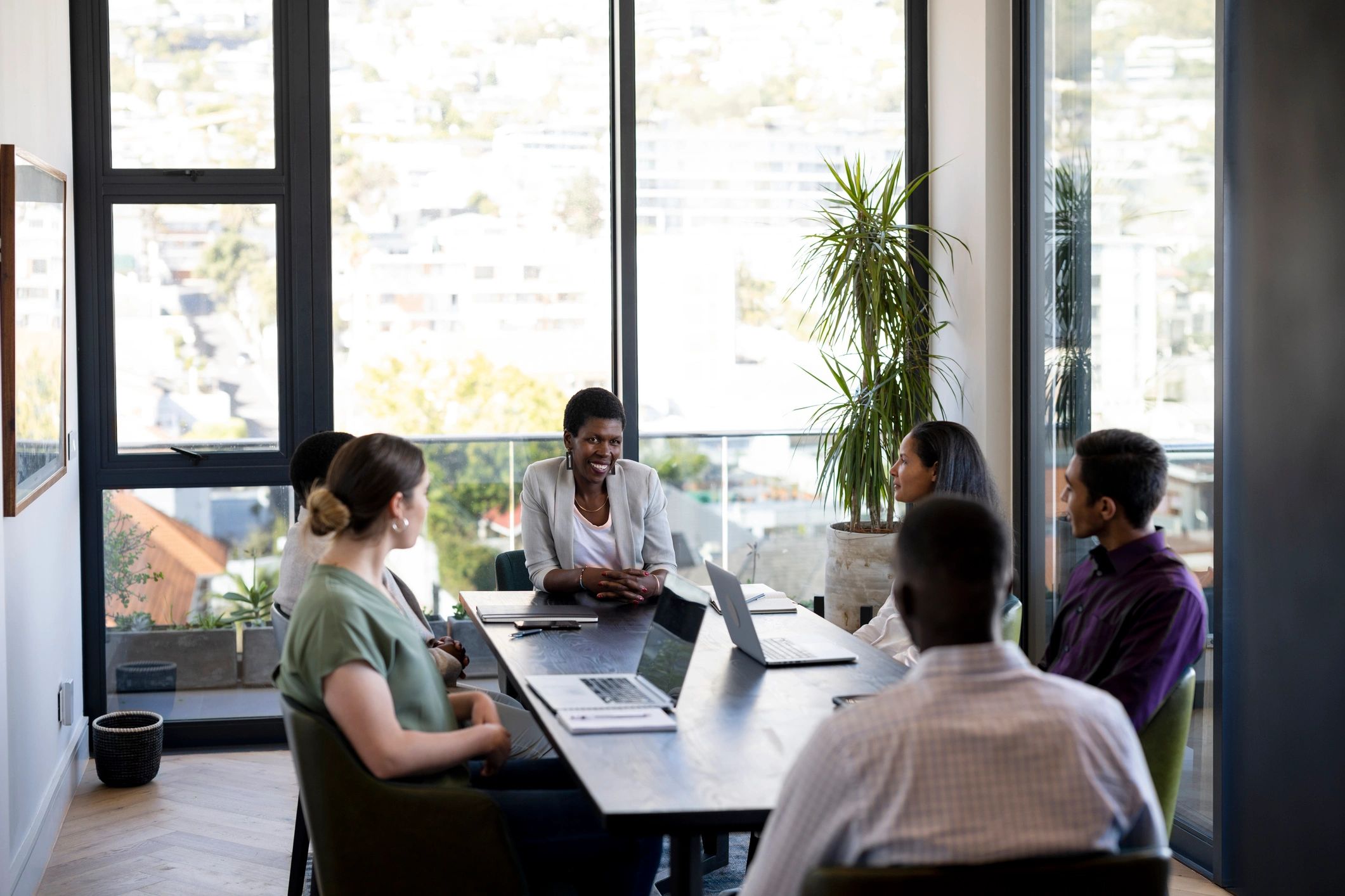 Equipe corporativa em reunião em escritório moderno